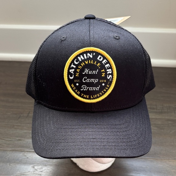 Catchin’ Deers Hunt Camp On black canvas/mesh panel, snapback, button top cap - Picture 1 of 9